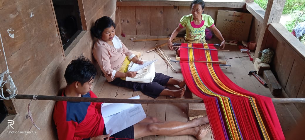 Maryam, Modal Menenun dari Simpan Pinjam Kelompok Pekka