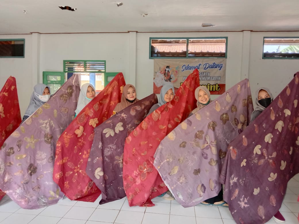 Pelatihan Pembuatan Ecoprint di Desa Pasinggangan